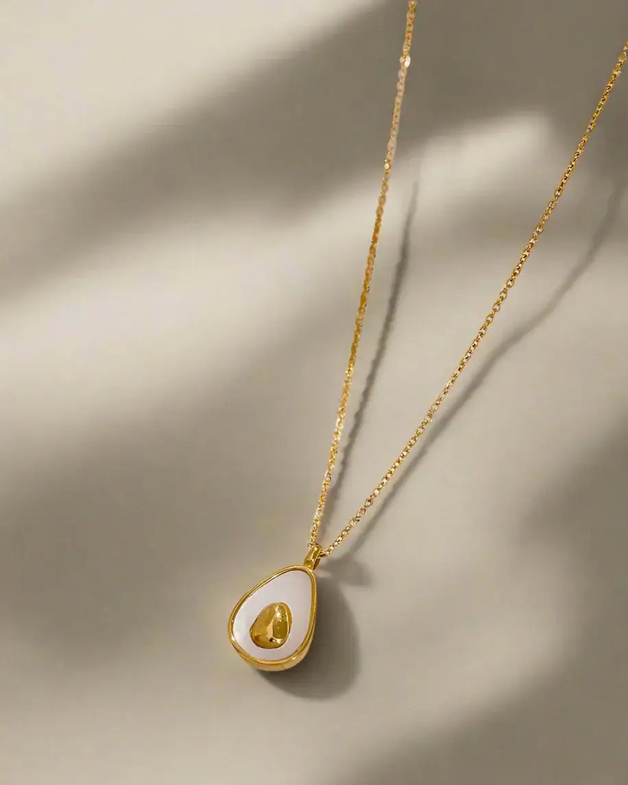 Shell pendant necklace for women
