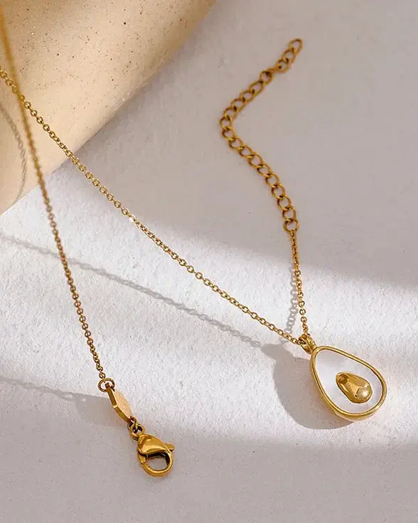 Shell pendant necklace for women