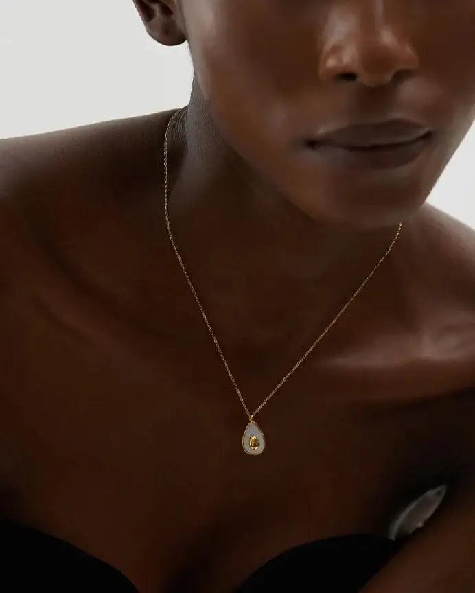 Shell pendant necklace for women