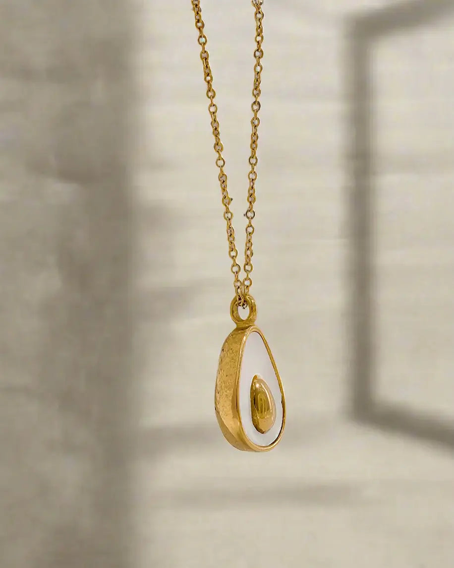 Shell pendant necklace for women