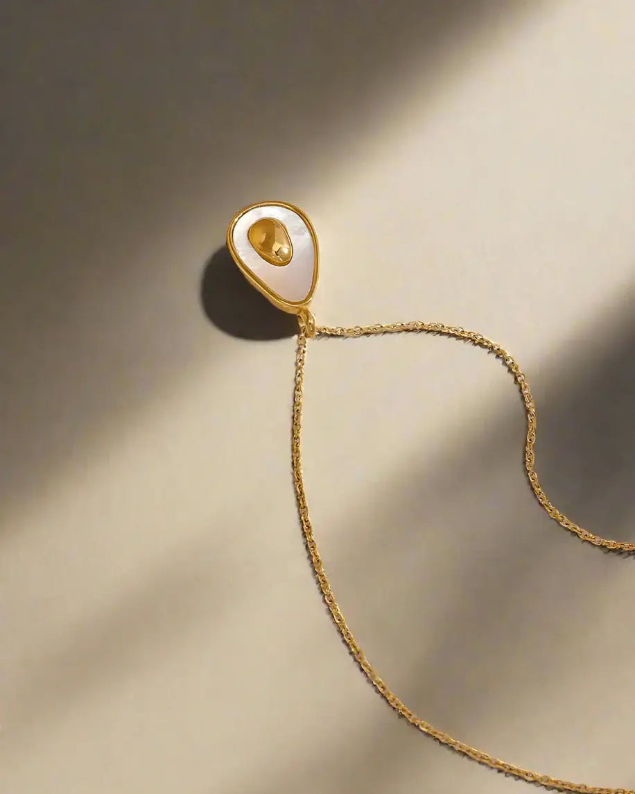 Shell pendant necklace for women