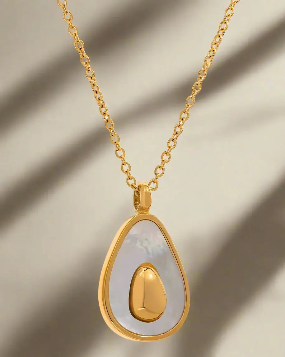 Shell pendant necklace for women